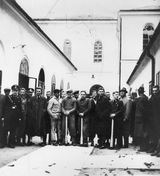 Quelle: Privatsammlung Rosen; Bild zeigt die Ausräumung der Synagoge im Spätsommer 1938
